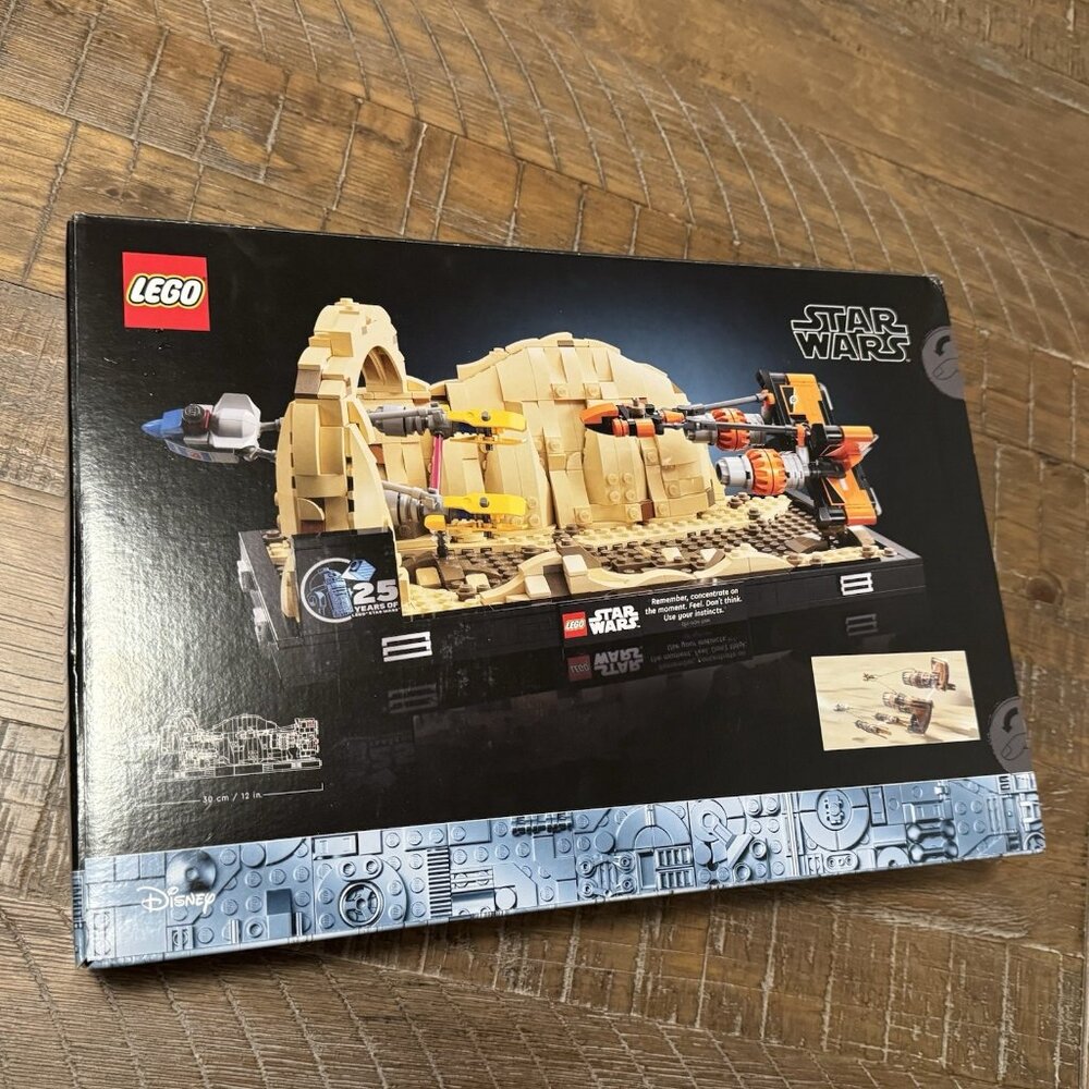 New factory sealed LEGO 75380 Star Wars Mos Espa Podrace Diorama (E3-B3) Dented